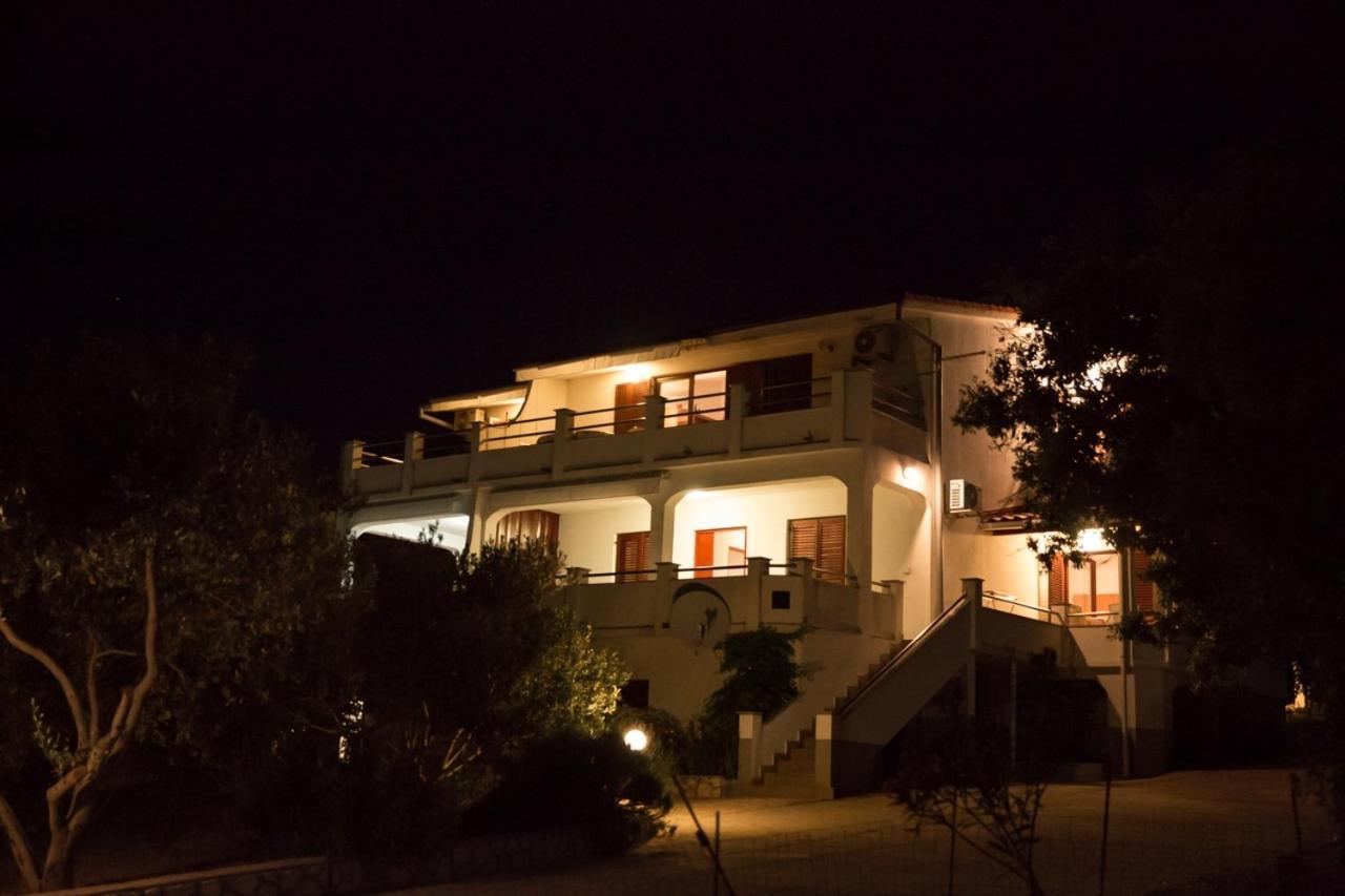 Apartments By The Sea Mandre, Pag - 6284 Колан Екстериор снимка